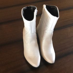 Women’s Clayton cowboy booties. Size 9